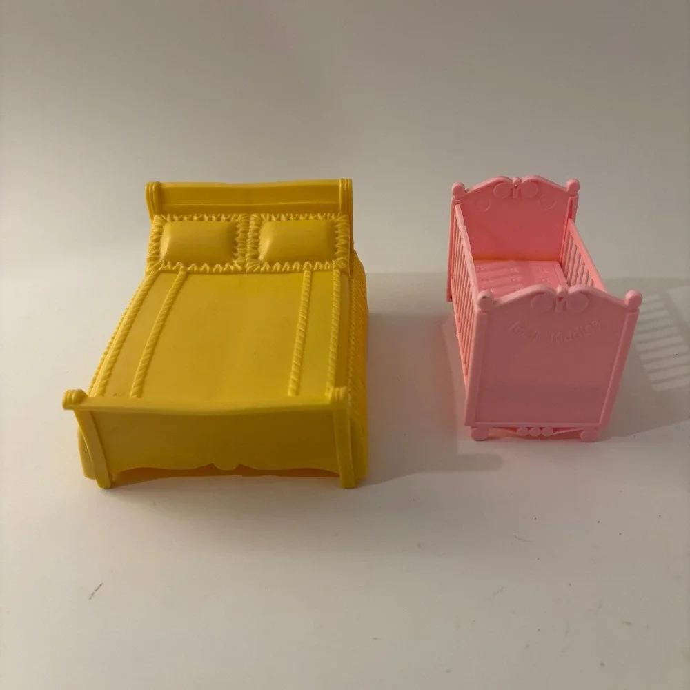 VTG Marx Yellow Sleigh Bed & Mattel Liddle Kiddle Pink Crib Nursery Lot